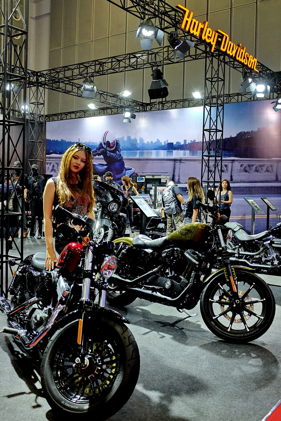 Nhiều sản phẩm mới ra mắt của các thương hiệu xe máy, môtô nổi tiếng được giới thiệu tại Vietnam Motorcycle Show 2017. (Ảnh: Thế Anh/Vietnam+)