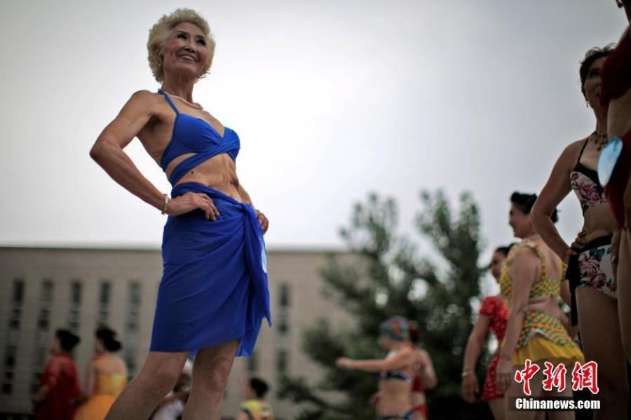 Một thí sinh lớn tuổi tự tin diện bikini xanh dương. (Nguồn: Shanghaiist)