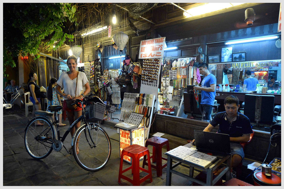 Với các tiêu chí khung cảnh, điểm thăm quan, văn hóa, ẩm thực, sự thân thiện mua sắm và giá trị chung, thành phố Hội An đứng thứ 6 nhờ vào vẻ đẹp vô cùng cổ kính, trầm mặc cùng bề dày văn hóa truyền thống đã thu hút hàng triệu lượt khách du lịch mỗi năm. (Ảnh: Thanh Hà/TTXVN)