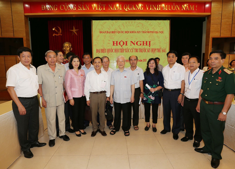 Tổng Bí thư Nguyễn Phú Trọng và các đại biểu với cử tri quận Ba Đình và quận Hoàn Kiếm. (Ảnh: Trí Dũng/TTXVN)