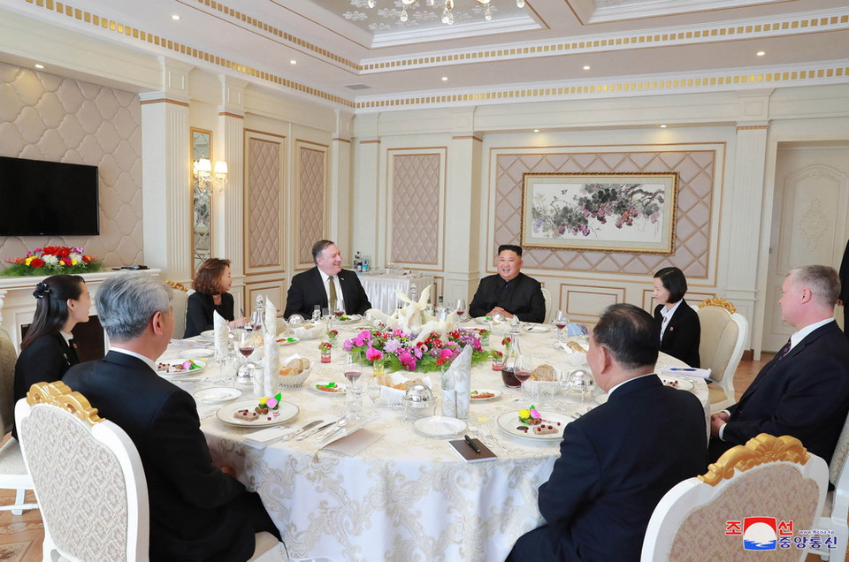Ngoại trưởng Mỹ Mike Pompeo (thứ tư, trái) và Nhà lãnh đạo Triều Tiên Kim Jong-un (thứ 4, phải) tại tiệc chiêu đãi ở Bình Nhưỡng ngày 7/10/2018. (Nguồn: YONHAP/TTXVN)