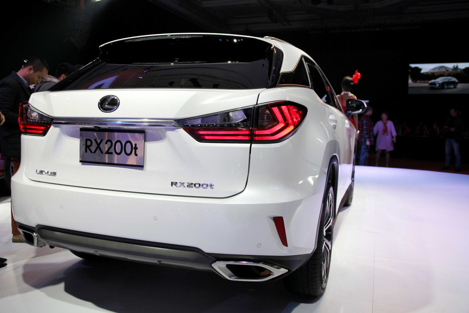 Đặc biệt, bên cạnh phiên bản RX350, nhằm mang đến thêm sự lựa chọn cho khách hàng, Lexus Việt Nam chính thức phân phối thêm phiên bản RX200t. (Ảnh: Doãn Đức/Vietnam+)