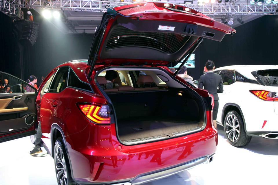 Điểm mới ấn tượng của thế hệ RX 2016 là cửa hậu điều khiển điện cảm ứng - tính năng lần đầu có ở xe Lexus, giúp dễ dàng mở cửa cốp sau khi đặt tay gần biểu tượng logo Lexus mà không cần chạm vào. (Ảnh: Doãn Đức/Vietnam+)