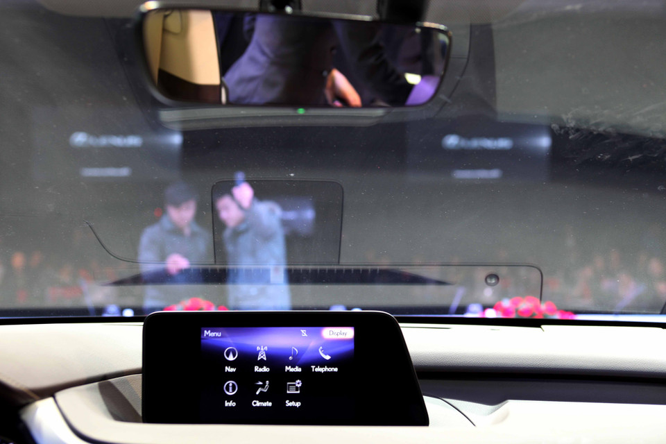 Màn hình cảm ứng 7 inch trên RX200t nhỏ hơn màn hình 12.3 inch (RX350) với độ nét cao được đặt ở vị trí trung tâm của bảng điều khiển. (Ảnh: Doãn Đức/Vietnam+)