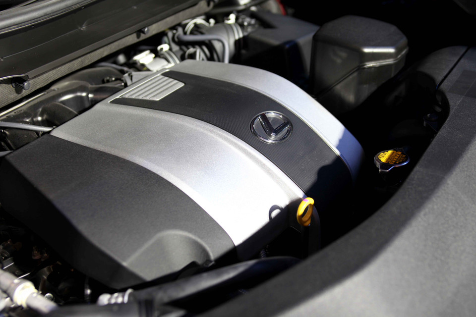 Động cơ V6 3.5L mới (RX350) tích hợp các công nghệ hàng đầu như phun xăng trực tiếp D-4S, cho công suất cực đại đạt 295 mã lực tại 6300 vòng/ phút và mô men xoắn cực đại đạt 370 Nm tại 4600-4700 vòng/ phút. (Ảnh: Doãn Đức/Vietnam+)