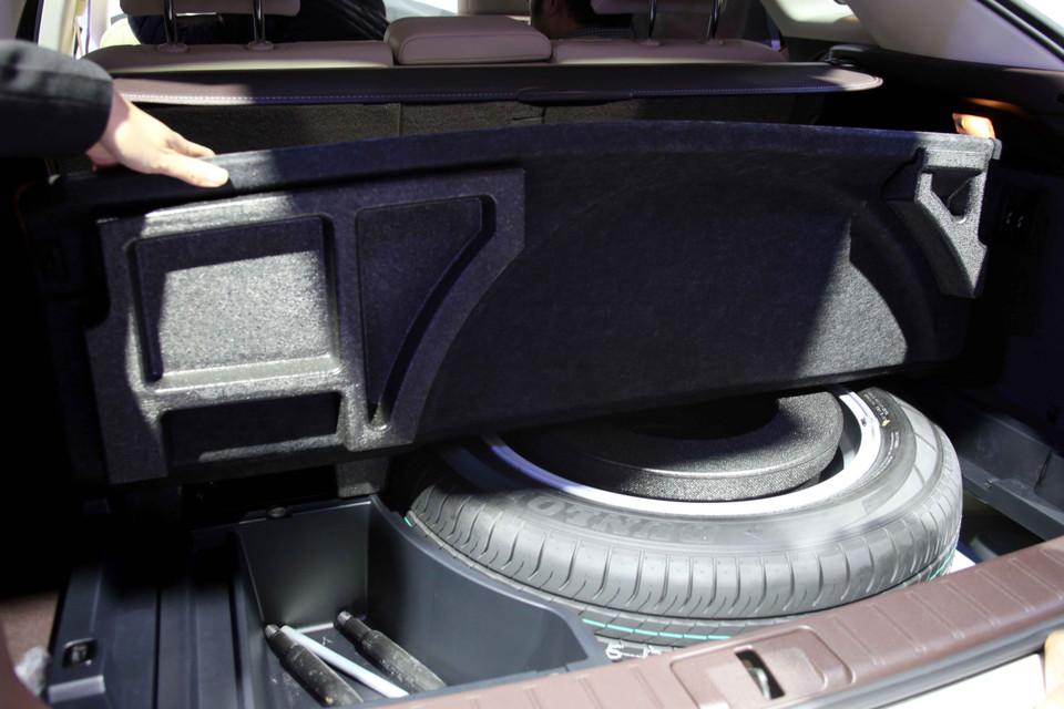 RX200t với các công nghệ tân tiến về vận hành và an toàn, hứa hẹn cảm giác tuyệt vời sau tay lái với khả năng tăng tốc nhạy bén và tiêu thụ nhiên liệu tối ưu. (Ảnh: Doãn Đức/Vietnam+)