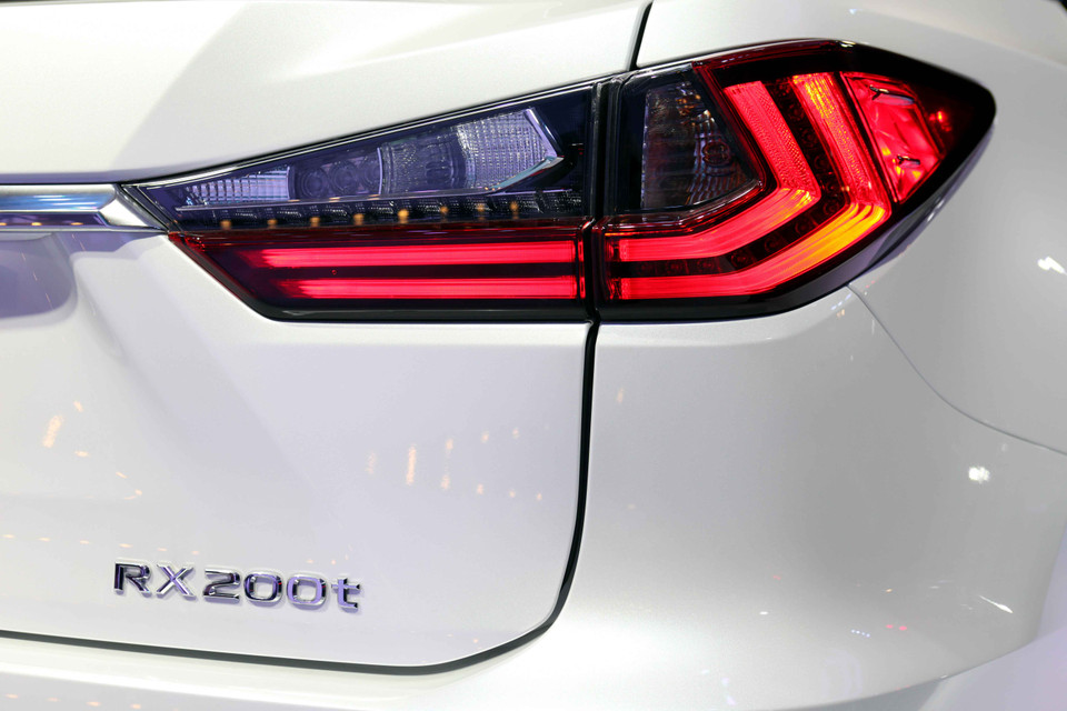 Phiên bản RX200t nổi bật với cụm đèn pha Bi-LED kết hợp với đèn ban ngày và đèn báo rẽ hình chữ L đặc trưng, có khả năng chuyển đổi giữa pha và cốt giúp tăng cường ánh sáng, cho tầm nhìn hoàn hảo vào ban đêm. (Ảnh: Doãn Đức/Vietnam+)