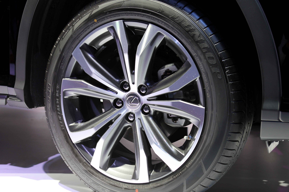 Đường kính lốp xe mở rộng với vành xe hợp kim nhôm 20 inch 5 chấu kép giúp gia tăng cảm quan về sự vững chãi và mang lại không gian nội thất rộng rãi đẳng cấp. (Ảnh: Doãn Đức/Vietnam+)