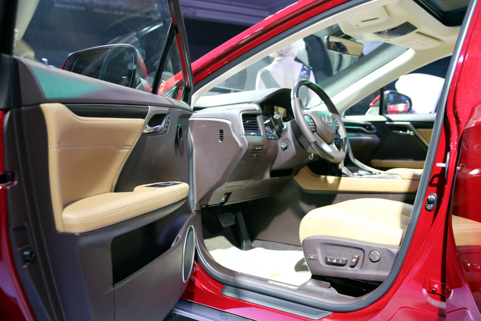 Ghế lái và ghế trước được thiết kế thấp hơn với vành đỡ hai bên nhẹ nhàng ôm sát cơ thể, điều chỉnh điện 14 hướng, tích hợp tính năng nhớ 3 vị trí. (Ảnh: Doãn Đức/Vietnam+)