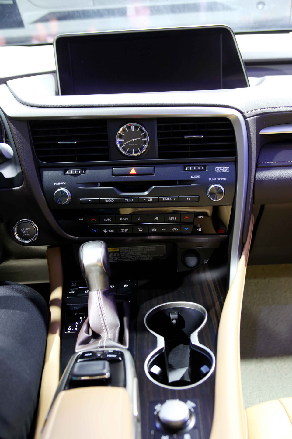 Với hệ thống lựa chọn chế độ lái (Drive Mode Select) trên RX mới, người lái có thể lựa chọn một trong 5 chế độ lái: Normal, Eco, Sport S, Sport S+, Customize. Các chế độ thiết lập khác nhau điều chỉnh lực giảm xóc của hệ thống treo, công suất động cơ, vị trí bướm ga cũng như các thông số quan trọng khác của động cơ và khung gầm. (Ảnh: Doãn Đức/Vietnam+)