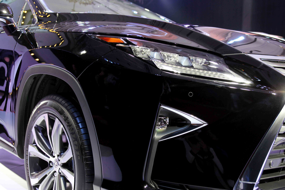 Dải đèn báo rẽ 18 bóng LED (RX350) không chỉ hoạt động như một thiết bị báo rẽ thông thường, mà còn phát sáng tuần tự từ bên trong ra đến bên ngoài khi người lái kích hoạt đèn xi nhan. (Ảnh: Doãn Đức/Vietnam+)