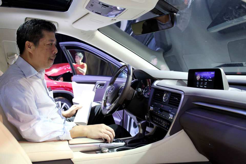 Khách hàng trải nghiệm các dòng xe mới ngay tại buổi ra mắt. (Ảnh: Doãn Đức/Vietnam+)