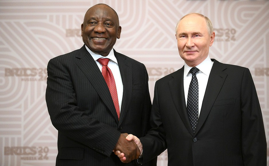 Tổng thống Nga Vladimir Putin và Tổng thống Nam Phi Cyril Ramaphosa tại lễ gặp mặt Trưởng đoàn các nước BRICS. (Nguồn: website Tổng thống Nga)
