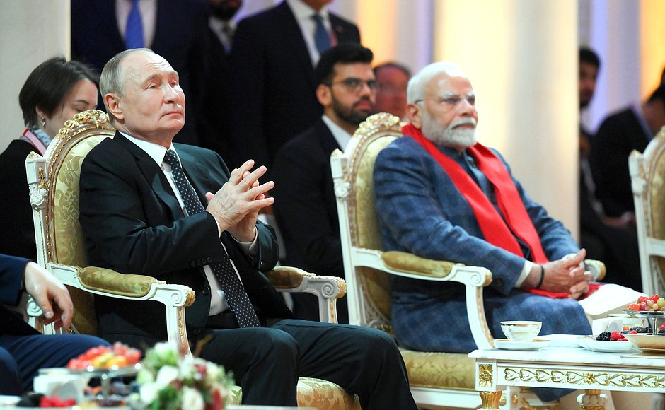 Tổng thống Nga Vladimir Putin (trái) và Thủ tướng Ấn Độ Narendra Modi dự buổi hòa nhạc dành cho Trưởng phái đoàn các nước BRICS. (Nguồn: website Tổng thống Nga)