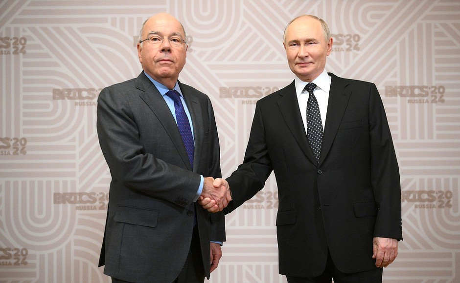 Tổng thống Nga Vladimir Putin và Với Bộ trưởng Bộ Ngoại giao Brazil Mauro Vieira tại lễ gặp mặt Trưởng đoàn các nước BRICS. (Nguồn: website Tổng thống Nga)