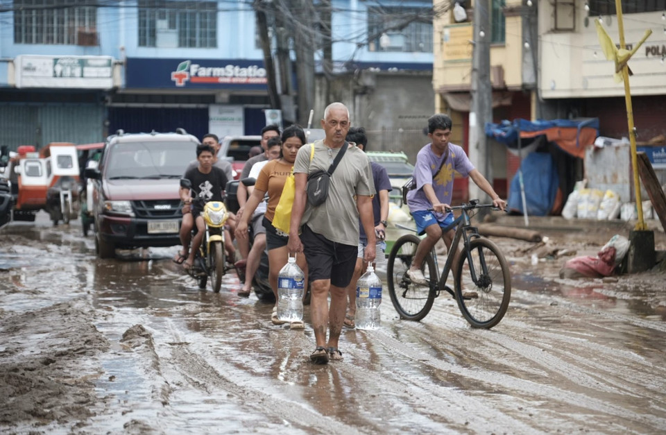Con đường lầy lội sau trận lũ do bão nhiệt đới Trami gây ra ở Polangui, tỉnh Albay (Philippines) ngày 23/10/2024. (Nguồn: AP)