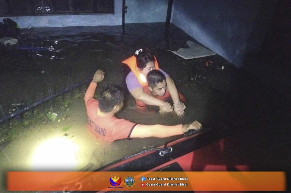 Lực lượng cứu hộ hỗ trợ đưa người dân đến nơi an toàn ở Guinobatan, tỉnh Albay (Philippines) ngày 22/10/2024, trong bức ảnh do Cảnh sát biển Philippines cung cấp. (Nguồn: AP)