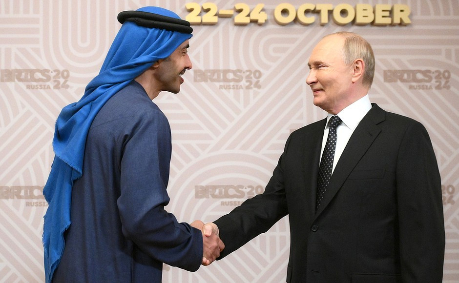 Tổng thống Nga Vladimir Putin và Phó Thủ tướng, Bộ trưởng Bộ Ngoại giao Các Tiểu Vương quốc Arab Thống nhất Abdullah Bin Zayed Al Nahyan tại lễ gặp mặt của Trưởng đoàn các nước BRICS. (Nguồn: website Tổng thống Nga)