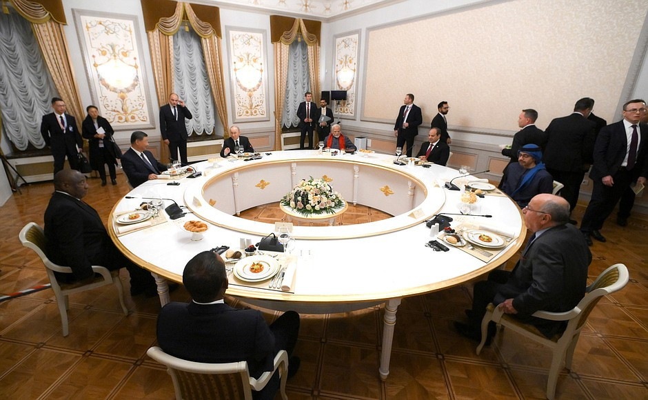 Bữa trưa thân mật của Trưởng đoàn các nước BRICS. (Nguồn: website Tổng thống Nga)