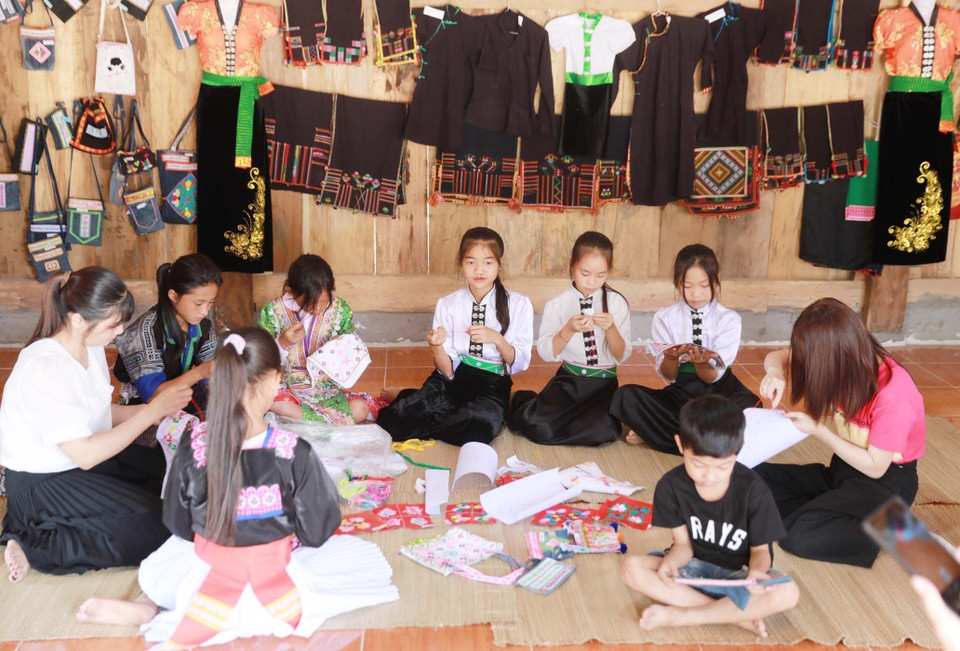 Du khách đến với chợ phiên Tà Mung còn được chiêm ngưỡng không gian trưng bày văn hóa của đồng bào dân tộc Mông, dân tộc Thái với nét văn hóa đặc trưng. (Ảnh: Quý Trung/TTXVN)