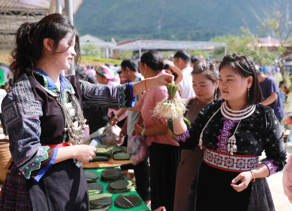Chợ phiên tại bản Nậm Pắt diễn ra từ sáng sớm và kéo dài đến trưa muộn với nhiều sản vật phong phú. (Ảnh: Quý Trung/TTXVN)