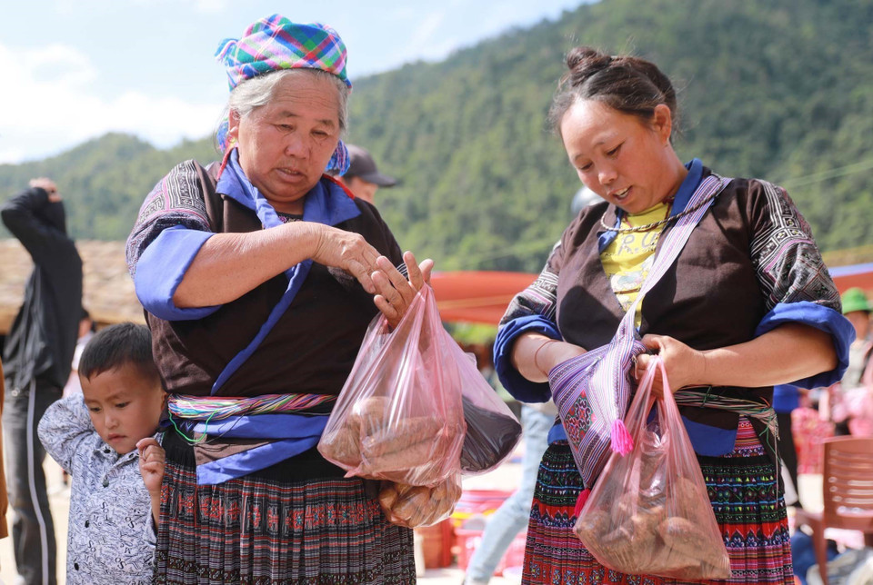 Người dân đến chợ để trao đổi, mua bán những mặt hàng nông sản được chính người dân nơi đây làm ra. (Ảnh: Quý Trung/TTXVN)
