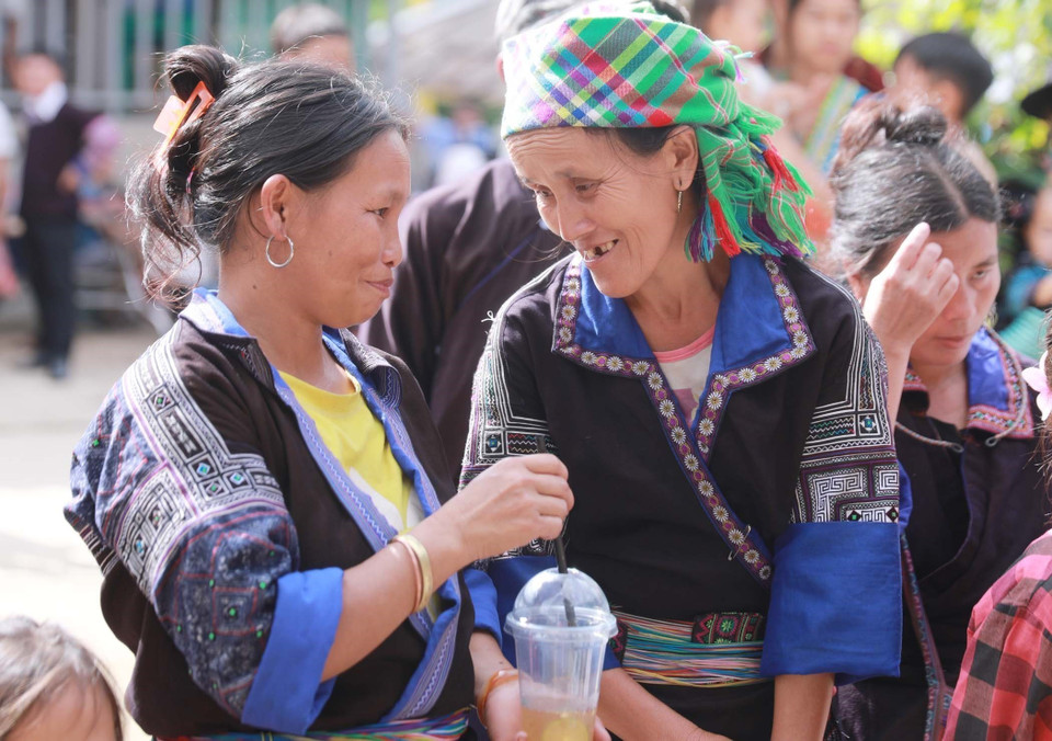 Chợ chỉ họp hai lần mỗi tháng nên nhiều người dân đến chợ không chỉ để mua bán hàng hóa mà còn đến để gặp gỡ, thăm hỏi nhau. (Ảnh: Quý Trung/TTXVN)