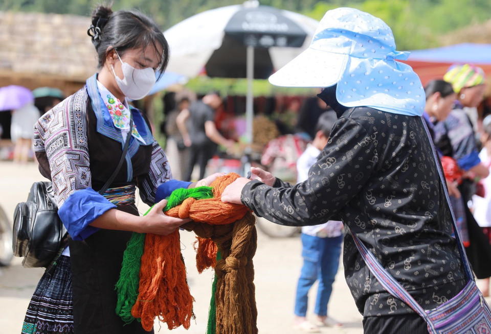 Mặt hàng chỉ, sợi tại chợ phiên được phụ nữ dân tộc Mông đặc biệt quan tâm, mua về để dệt ra những bộ trang phục truyền thống. (Ảnh: Quý Trung/TTXVN)