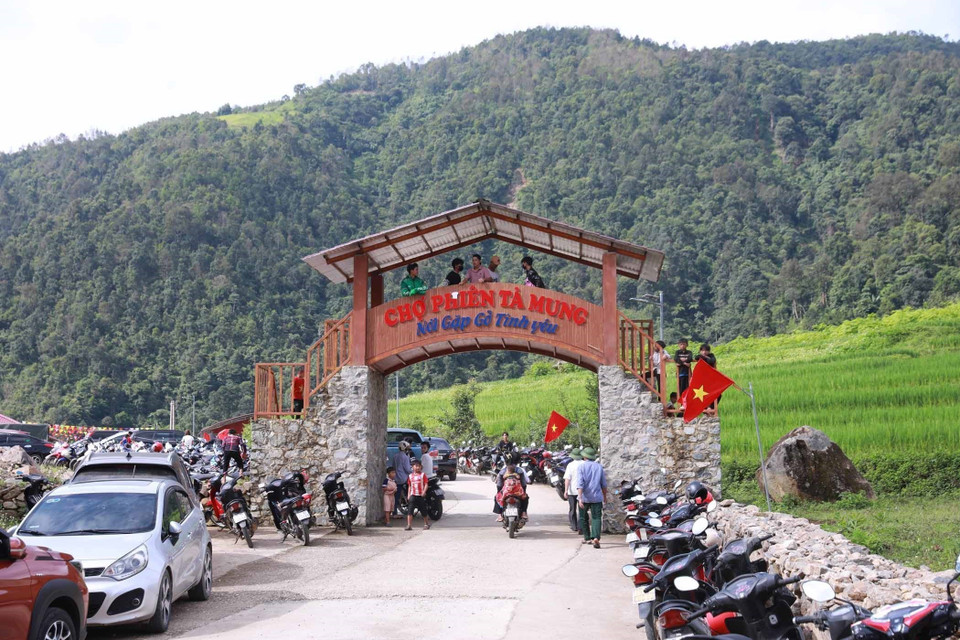 Cổng vào chợ Tà Mung, huyện Than Uyên được xây dựng khang trang. (Ảnh: Quý Trung/TTXVN)