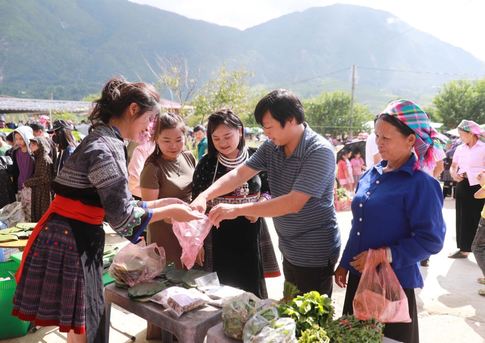 Chợ phiên Tà Mung cũng là nơi còn giữ nguyên nhiều nét văn hóa đặc trưng của đồng bào vùng cao Tây Bắc nên thu hút nhiều du khách đến tham quan, mua sắm nông sản của người dân nơi đây. (Ảnh: Quý Trung/TTXVN)