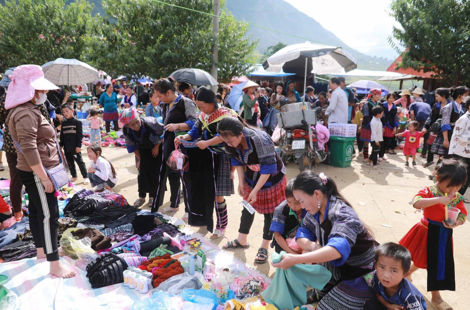 Nguyên liệu dùng để thêu thùa, may vá những bộ quần áo trang phục truyền thống được nhiều phụ nữ dân tộc Mông quan tâm. (Ảnh: Quý Trung/TTXVN)
