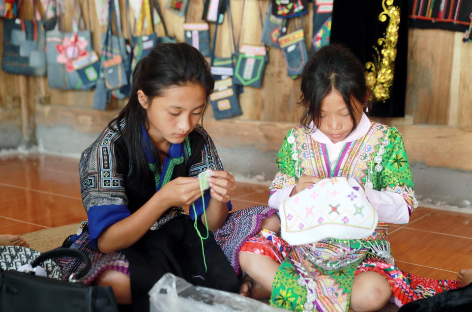 Du khách đến với chợ phiên Tà Mung còn được chiêm ngưỡng không gian trưng bày văn hóa của đồng bào dân tộc Mông, dân tộc Thái với nét văn hóa đặc trưng. (Ảnh: Quý Trung/TTXVN)