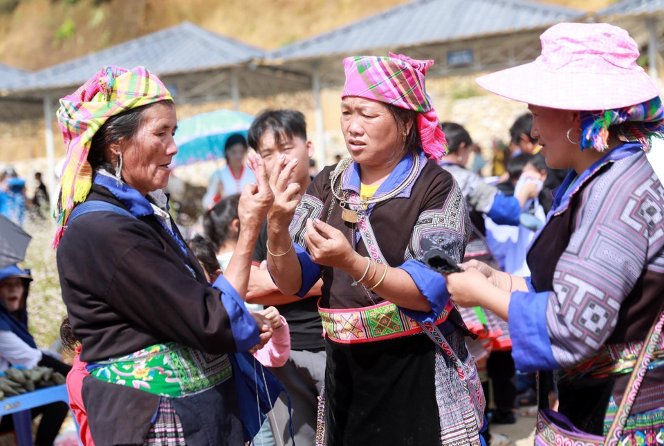 Một bộ trang phục đẹp truyền thống của dân tộc Mông có giá bán dao động từ 2,5-5 triệu đồng/bộ tùy thuộc vào chất liệu. (Ảnh: Quý Trung/TTXVN)