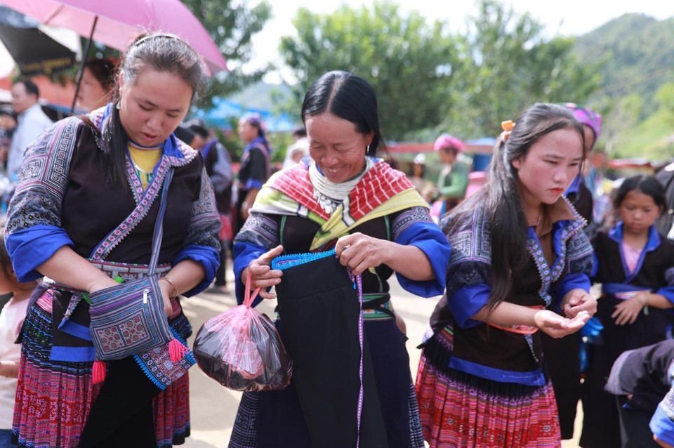 Mặc dù xã hội phát triển, văn hóa bên ngoài du nhập vào nhiều bản làng, nhiều dân tộc đã thay đổi trang phục hằng ngày, nhưng phụ nữ dân tộc Mông nơi đây vẫn giữ được nét văn hóa đặc trưng với những trang phục truyền thống của dân tộc mình. (Ảnh: Quý Trung/TTXVN)