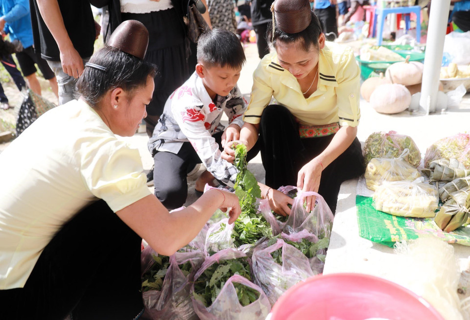 Có những mặt hàng nông sản chỉ chợ phiên mới có như một số rau rừng được người dân yêu thích. (Ảnh: Quý Trung/TTXVN)