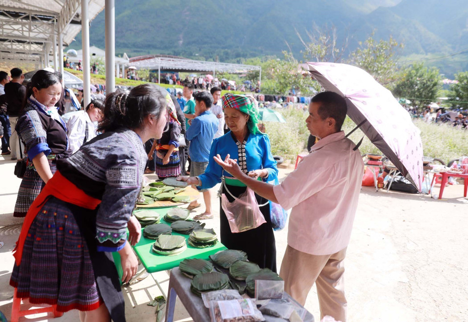 Du khách đến với chợ phiên vào mùa lúa chín sẽ được thưởng thức món bánh giầy - loại bánh đặc trưng trong những ngày lễ tết không thể thiếu của dân tộc Mông nơi đây. (Ảnh: Quý Trung/TTXVN)