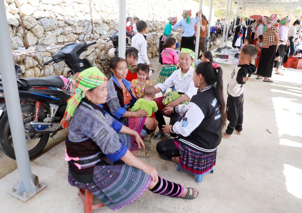 Chợ phiên Tà Mung không chỉ là nơi mua bán, giao thương mà còn là nơi người dân trên các rẻo cao xuống gặp gỡ, thăm hỏi nhau. (Ảnh: Quý Trung/TTXVN)