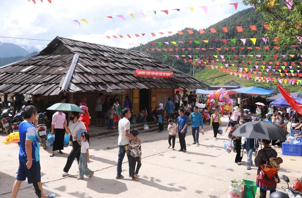 Chợ phiên Tà Mung là nơi thu hút đông đảo du khách đến mục sở thị những nét văn hóa đặc trưng của vùng cao Lai Châu nói riêng và Tây Bắc nói chung. (Ảnh: Quý Trung/TTXVN)