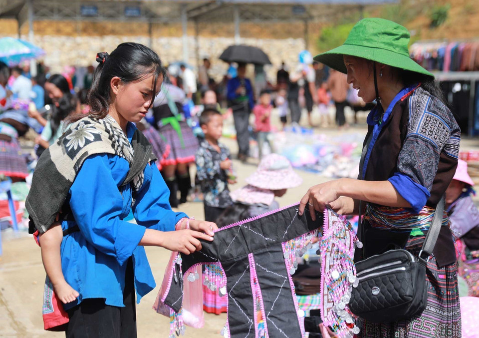 Chợ phiên cũng là dịp để người dân đi mua sắm những bộ váy áo mới. (Ảnh: Quý Trung/TTXVN)