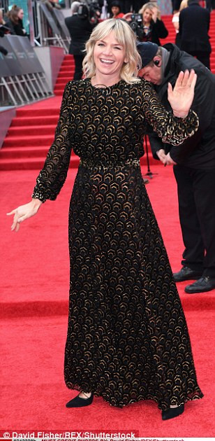 Zoe Ball (46 tuổi) diện chiếc váy đen có ánh vàng. (Nguồn: Dailymail)