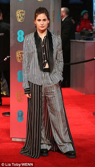 Heloise Letissier mặc bộ vest lạ lùng. (Nguồn: Dailymail)