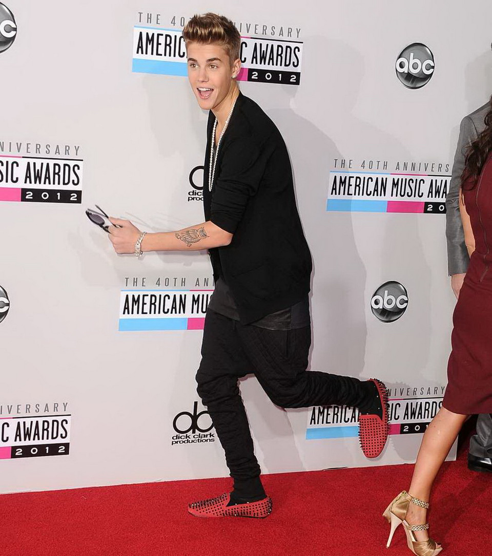 Justin Bieber với hình xăm con cú trên tay. (Nguồn: WireImage)