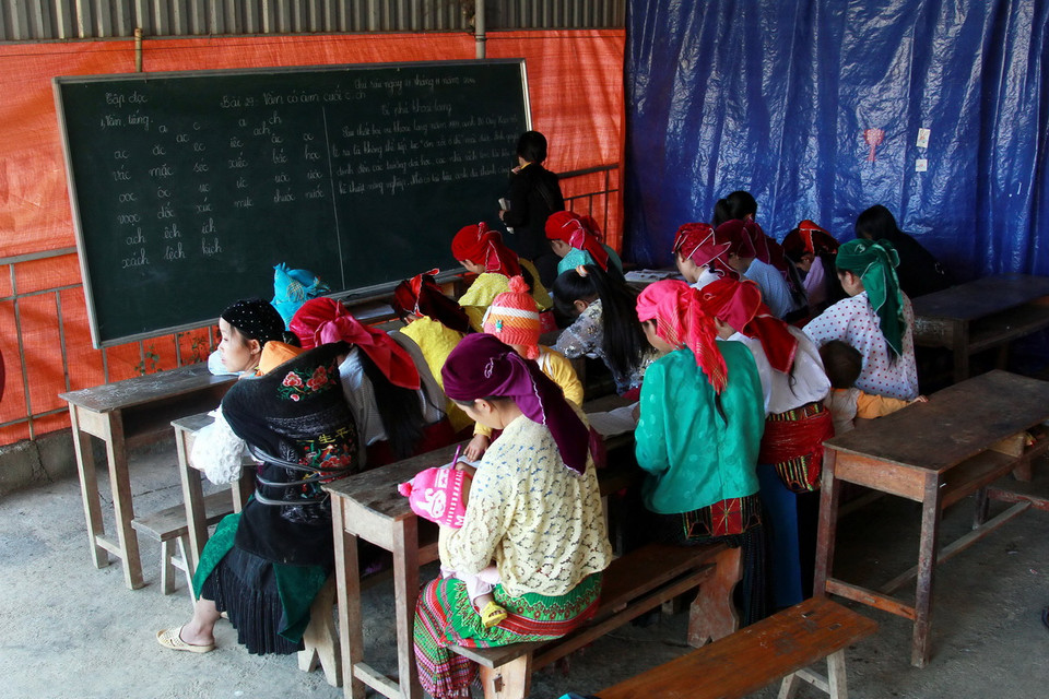 Một lớp học xóa mù chữ tại xã Sảng Tủng. (Ảnh: Đỗ Bình - TTXVN) 