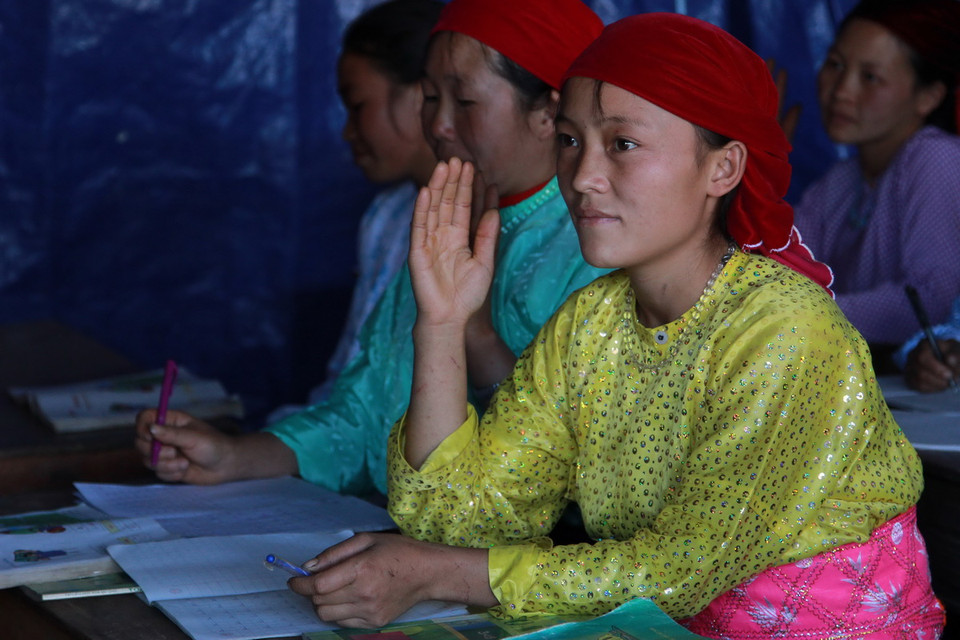 Em Giàng Thị Máy, 17 tuổi, ở xã Sảng Tủng tham gia lớp học. (Ảnh: Đỗ Bình - TTXVN) 