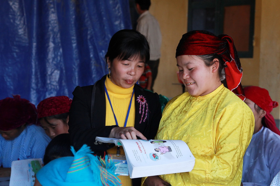 Cô giáo Vũ Thị Gấm, Giáo viên trường Tiểu học xã Sảng Tủng chiều nào cũng đến lớp học xóa mù để dạy các em biết cái chữ. (Ảnh: Đỗ Bình - TTXVN)