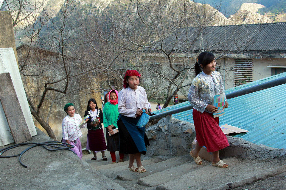 Các chị em phụ nữ ở xã Sảng Tủng rủ nhau đến lớp. (Ảnh: Đỗ Bình - TTXVN) 