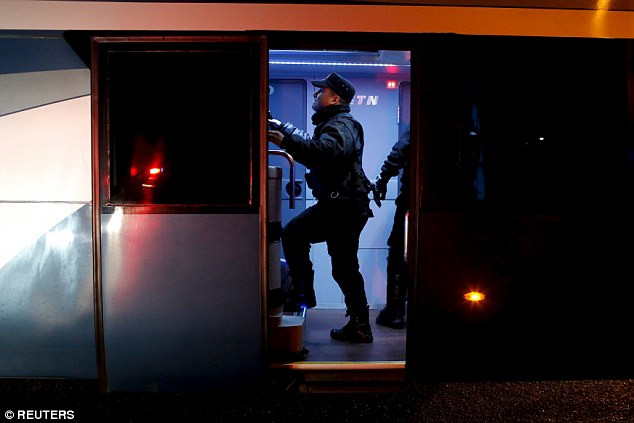 Cảnh sát điều tra một xe bus bị tình nghi. (Nguồn: Dailymail)