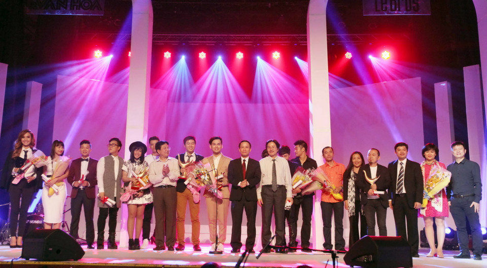 Ban tổ chức tặng hoa cho các ca sỹ, nhạc sỹ tham gia Giải Âm nhạc Cống hiến. (Ảnh: Phương Vy/TTXVN)