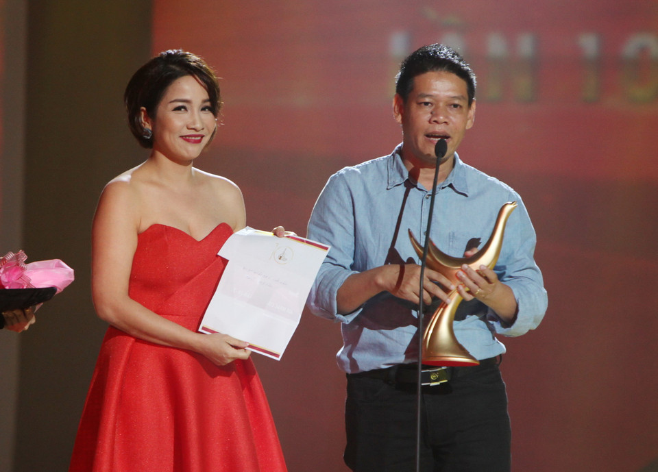 Giải Ca sỹ của năm được trao cho ca sỹ Mỹ Tâm. (nhạc sỹ Trần Thiện Thanh nhận giải thay). (Ảnh: Phương Vy/TTXVN)