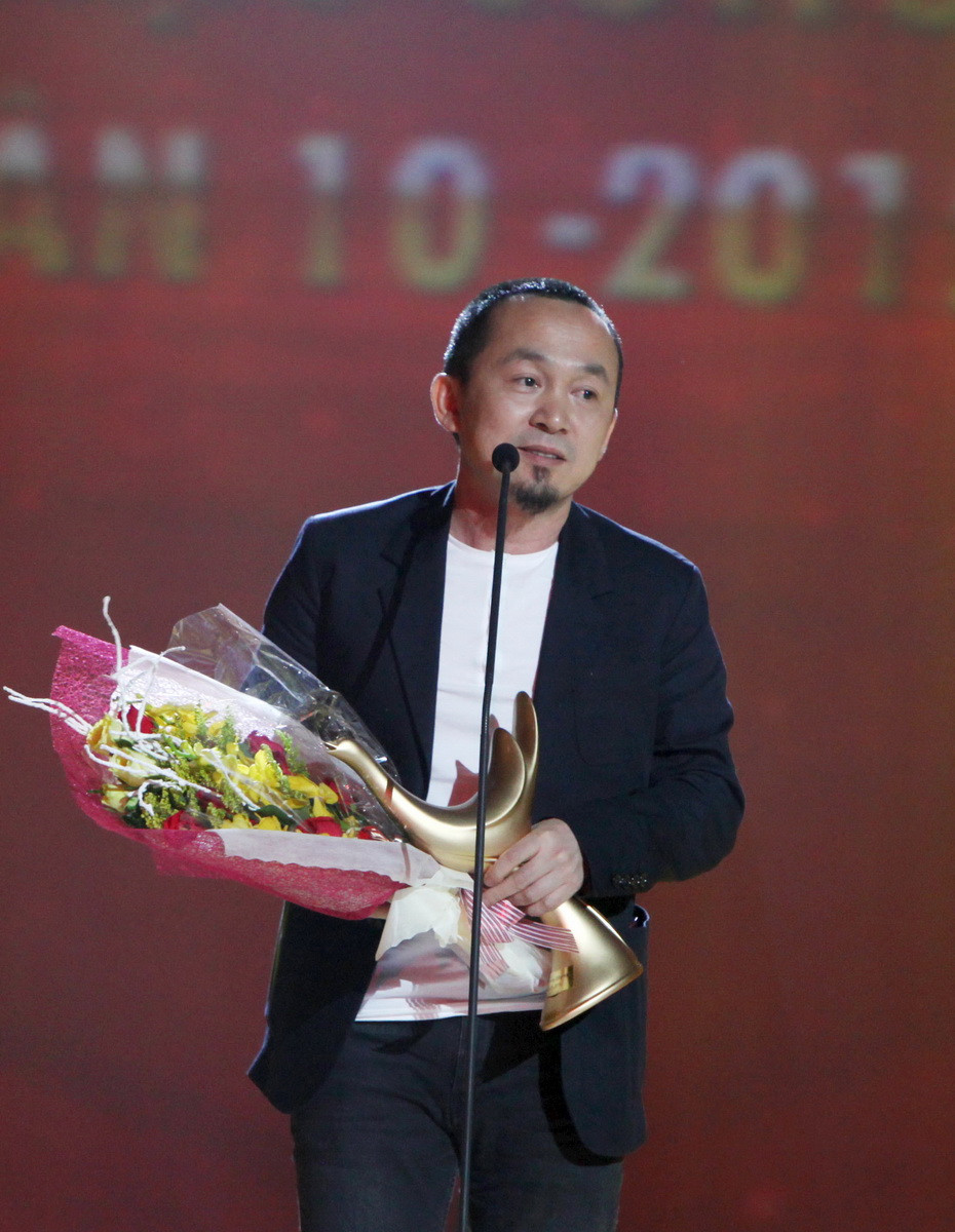Giải Chương trình của năm thuộc về Monsoon Music Festival 2014 (Công ty Thanh Việt), nhạc sỹ Quốc Trung đạo diễn chương trình lên nhận giải. (Ảnh: Phương Vy/TTXVN)